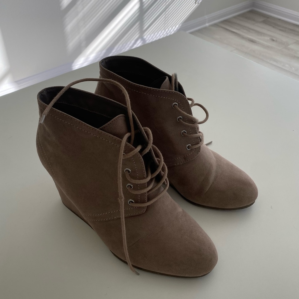 Brown platform shoe short boots.  Arizona brand.  Size 9